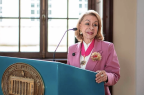 Pastor Lyda Elena Arias de García, president of CEDECOL, receives the Order for Women and Democracy Policarpa Salavarrieta at a July 3 ceremony in the Colombian Senate.