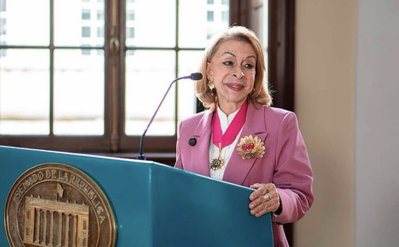 Pastor Lyda Elena Arias de García, president of CEDECOL, receives the Order for Women and Democracy Policarpa Salavarrieta at a July 3 ceremony in the Colombian Senate.