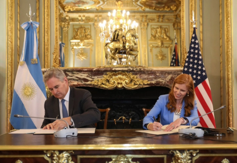 Argentine Foreign Minister Pablo Quirno and Bethany Kozma