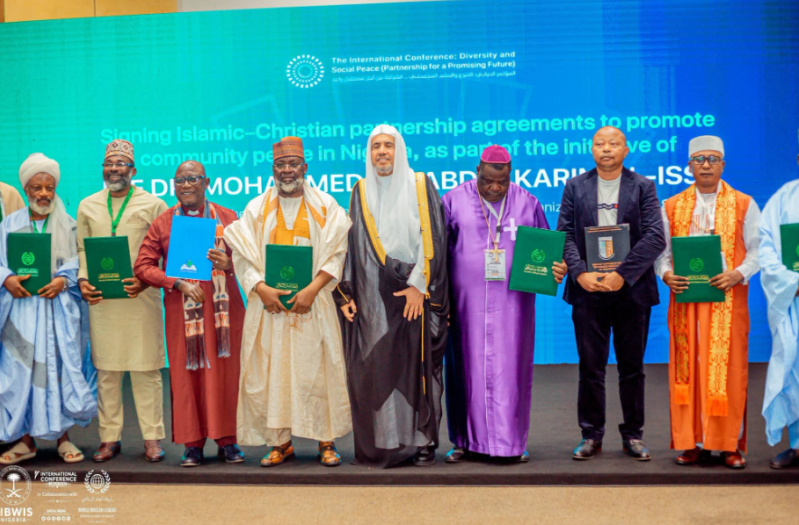 Nigerian Christian and Muslim leaders sign peace accord