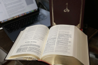 The Biblia del Oso is a great legacy of faith for Spanish-speaking Christians. Reinas version was the first translation of the complete Bible into Spanish to use the Hebrew and Greek manuscripts as its textual basis.