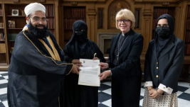 The Most Revd and Rt Hon Dame Sarah Mullally, Archbishop of Canterbury, presenting The Hubert Walter Award for Reconciliation and Interfaith Cooperation to controversial Pakistani Muslim cleric Hafiz Muhammad Tahir Mehmood Ashrafi.