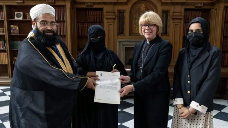The Most Revd and Rt Hon Dame Sarah Mullally, Archbishop of Canterbury, presenting The Hubert Walter Award for Reconciliation and Interfaith Cooperation to controversial Pakistani Muslim cleric Hafiz Muhammad Tahir Mehmood Ashrafi.