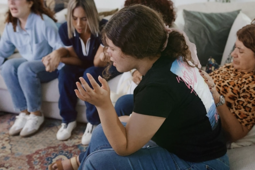 A time of prayer at Comunidad Cristiana en Arecibo, a church on Puerto Ricos northern coast that hosted the opening two days of the island-wide Puerto Rico en Oración (Puerto Rico in Prayer) initiative, Sept. 21-22, 2026.