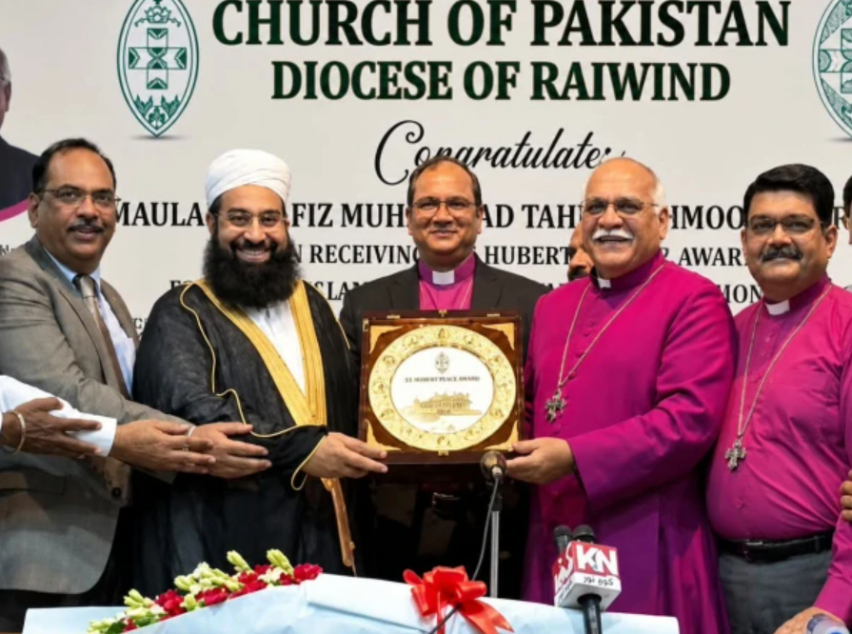Bishop Azad Marshall, second from left, moderator of the Church of Pakistan, presents a Global Peace Award to Pakistan Ulema Council Chairman Hafiz Muhammad Tahir Mahmood Ashrafi.