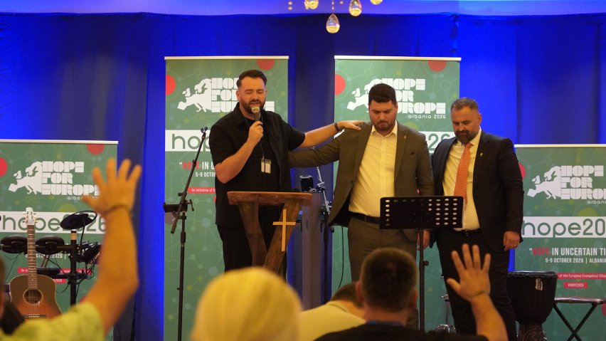 Dan Randall, one of the moderators, leads participants in prayer for the Albanian Evangelical Alliance (VUSH) leaders and for Albania at the opening of Hope for Europe 2026 in Golem, Albania, on Monday, Oct. 5, 2026.