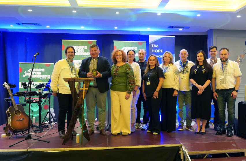 Ukraine delegation receiving hope award