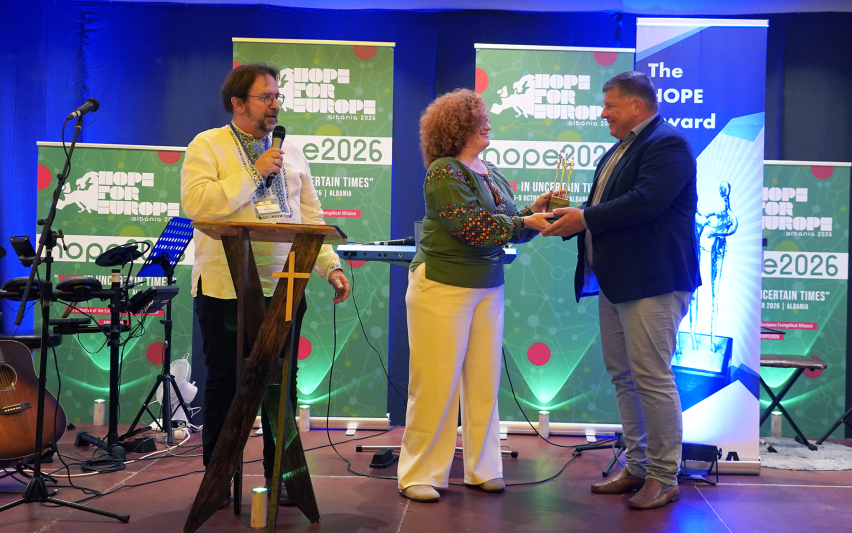 Jan Wessels (left) and Connie Main Duarte, co-general secretaries of the European Evangelical Alliance, present the Hope Award 2026 to Igor Bandura, general secretary of the Ukraine Council of Protestant Evangelical Churches, at Hope for Europe 2026 in Go