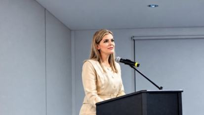 Costa Rican President Laura Fernández speaks at the opening of the AEL General Assembly.