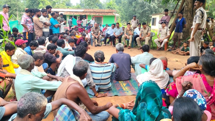 Villagers meet in Bhandardigi, Kanker District, Chhattisgarh state, India to decide fate of families who refuse to renounce faith.