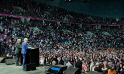 Hundreds of Poles respond to Jesus Christ at Franklin Graham event