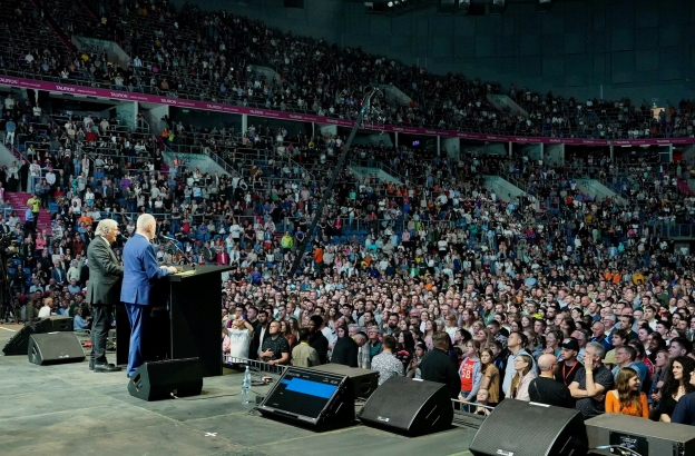 Hundreds of Poles respond to Jesus Christ at Franklin Graham event