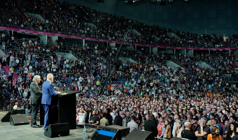 Hundreds of Poles respond to Jesus Christ at Franklin Graham event