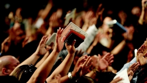 More US evangelicals continue to visit churches regularly in person than before pandemic, research reveals