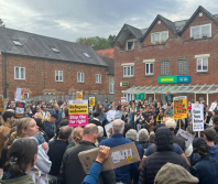 Evangelical leaders applaud UK people's gospel-like 'Refugees Welcome' message in response to riots