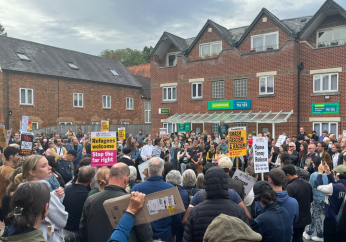 Evangelical leaders applaud UK people's gospel-like 'Refugees Welcome' message in response to riots