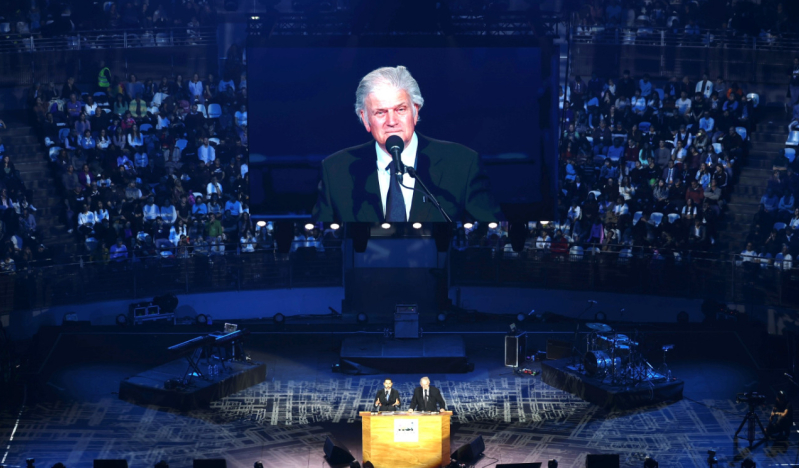 Franklin Graham preaching gospel in Naples, while online outreach reaches 20 million responses