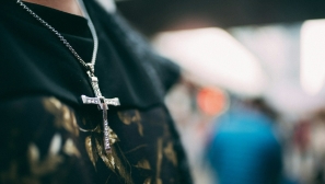 Pastor lauds students fighting cross necklace ban as Christian symbol deemed ‘offensive’
