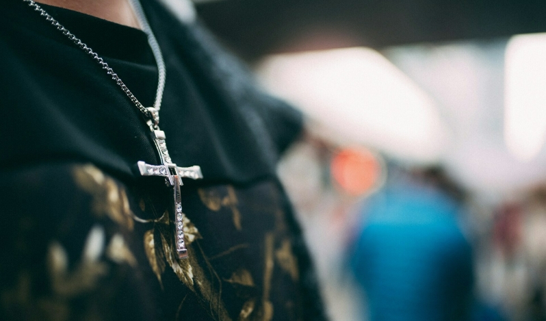 Pastor lauds students fighting cross necklace ban as Christian symbol deemed ‘offensive’