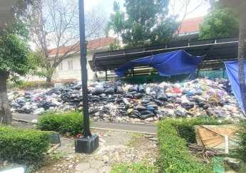 Authorities accused of allowing garbage to pile up near church in Indonesia
