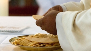 Anglican Communion refutes claims that gluten-free bread and non-alcoholic wine are barred from Holy Communion