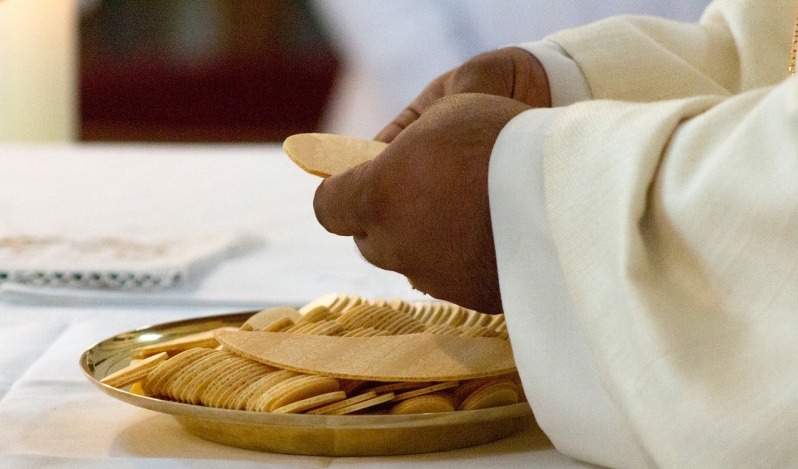 Anglican Communion refutes claims that gluten-free bread and non-alcoholic wine are barred from Holy Communion