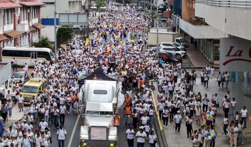 Faith, songs and white banners: Panama hosts ‘Mega Celebration: Family, God’s Design’