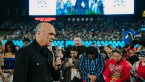 Greg Laurie leads Harvest Crusade at Angel Stadium in California, 6,500 make professions of faith
