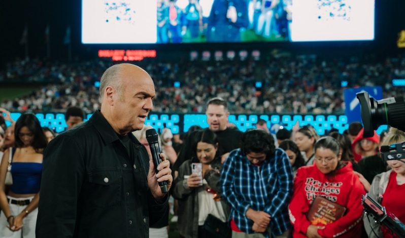 Greg Laurie leads Harvest Crusade at Angel Stadium in California, 6,500 make professions of faith