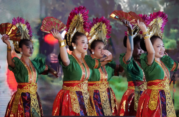 Photos from opening ceremony of Arise Leadership Summit