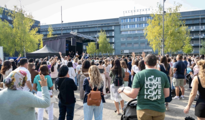 Zurich churches join together on national prayer day, drawing 1,000 for open-air worship and baptisms