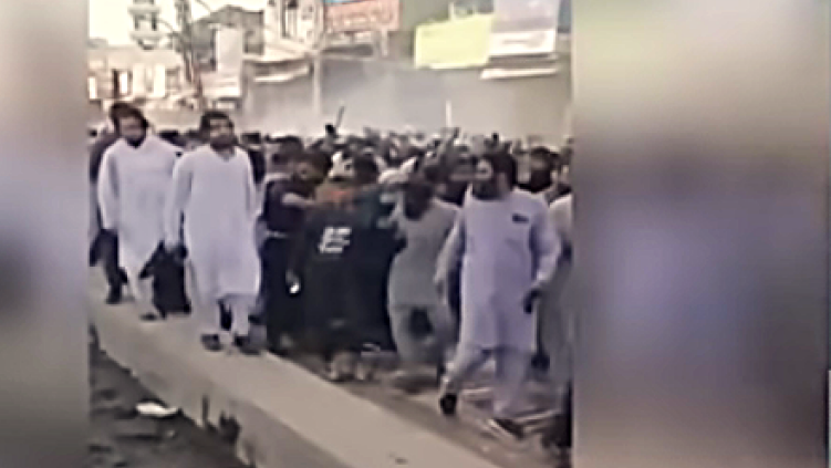 Police in Pakistan clash with Islamic extremist party