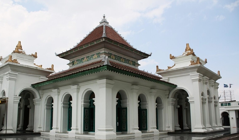 Hundreds of Muslims protest church construction in Indonesia