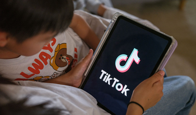 Australia becomes first nation to bar children under 16 from social media