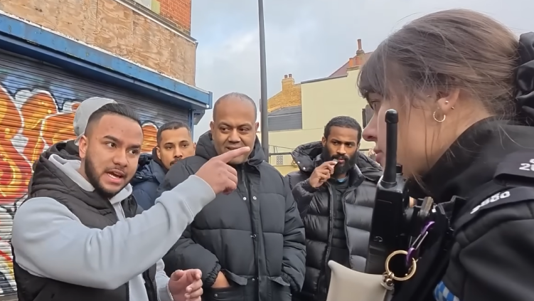 Police officer praised for defending right to preach in Muslim area