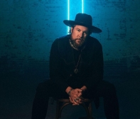 Zach Williams releases deluxe 'Jesus Loves' album with Thomas Rhett