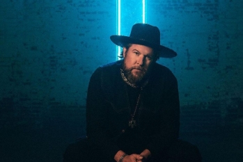 Zach Williams releases deluxe 'Jesus Loves' album with Thomas Rhett