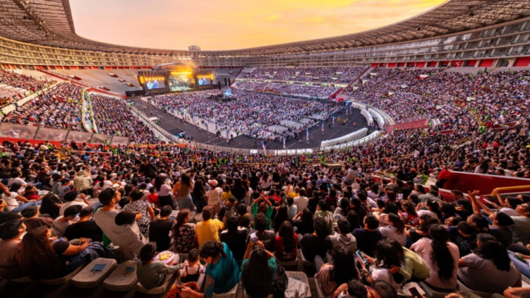 Thousands respond to Gospel message at Esperanza Lima festival in Peru