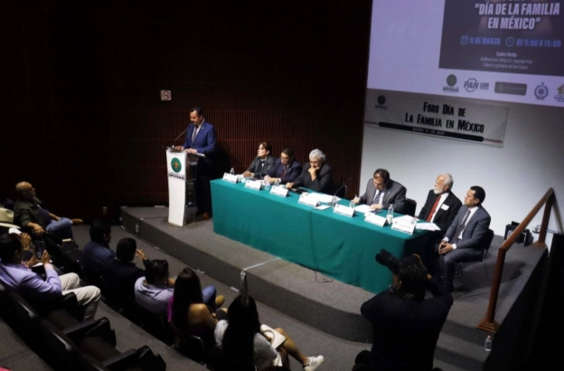 Opposition lawmaker, evangelical pastors call for return to family values in Mexico