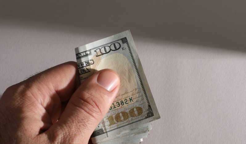 Evangelical giving stabilizes after years of decline, new report finds