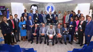 Dominican lawmakers receive personalized Bibles in initiative led by evangelical leaders