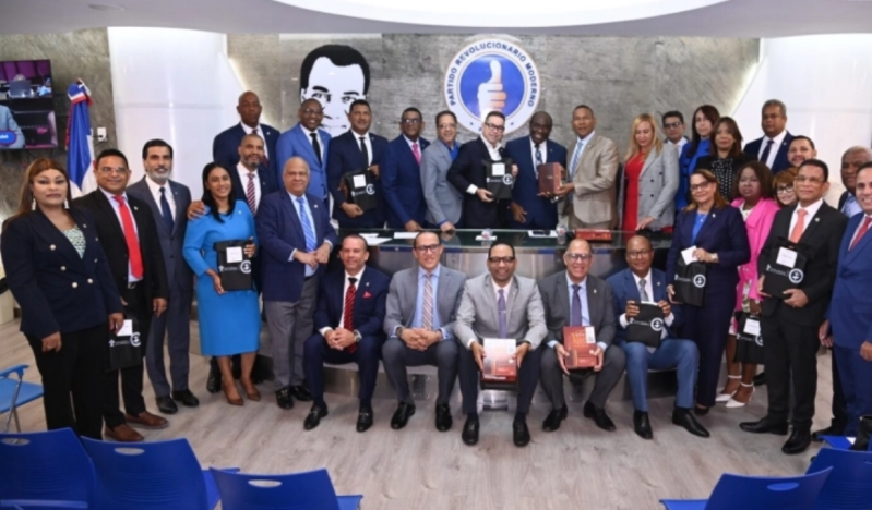 Dominican lawmakers receive personalized Bibles in initiative led by evangelical leaders