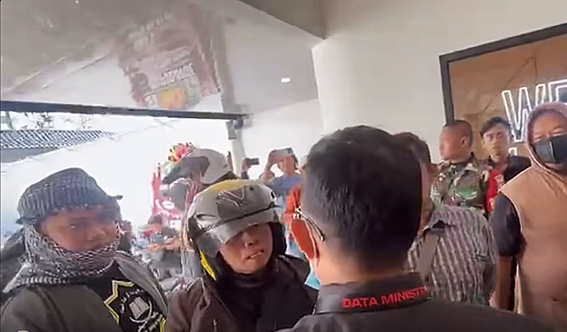 Islamic extremists halt church service in Indonesia