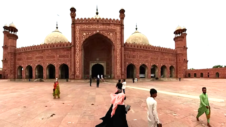 Muslim woman gains custody of kidnapped Christian girl in Pakistan, lawyer says