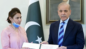 Pakistan’s PM honors Christian nurse who risked her life to save infant