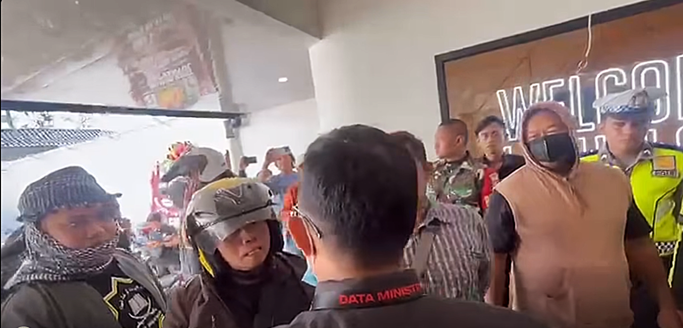 Islamic extremists halt church service in Indonesia