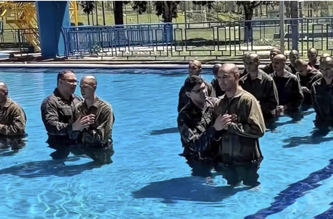 Brazilian Marine Corps recruits baptized in Brasília - Christian Daily ...